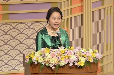 短歌大会司会の小野文惠さん